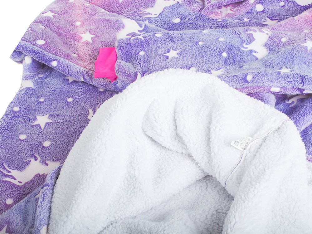 Hanorac patura cu gluga si maneci, Zola®, insertii fosforescente, 80 x 70 cm, calduros si pufos, buzunar spatios, model unicorni si stelute, violet Hanorac patura cu gluga si maneci, Zola®, insertii fosforescente, 80 x 70 cm, calduros si pufos, buzunar spatios, model unicorni si stelute, violet